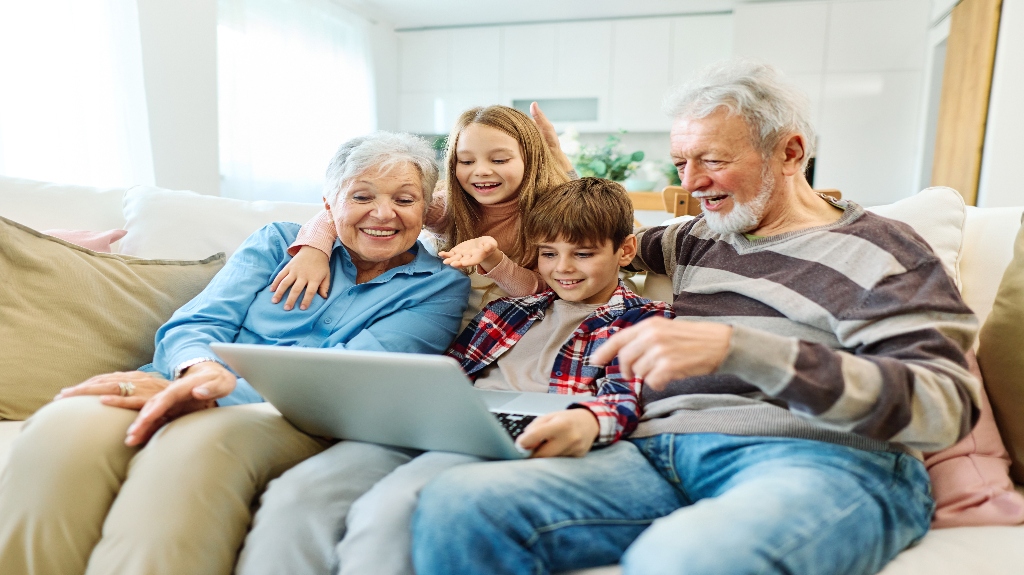children with their grandparents on couch together_s
